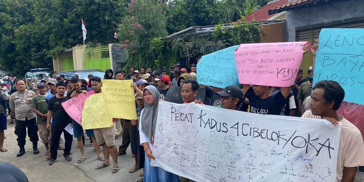 Ratusan Orang Demo Kantor Balaidesa Cibelok, Tuntut Kadus Mundur