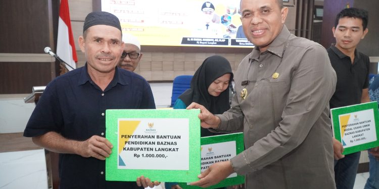 Pj Bupati Langkat Salurkan Bantuan Baznas Senilai Rp 221 Juta