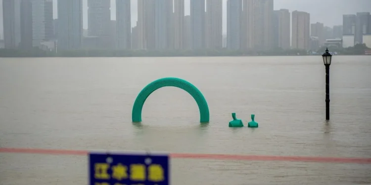 Topan Pulasan Picu Hujan Lebat, Shanghai Evakuasi Ratusan Ribu Warga