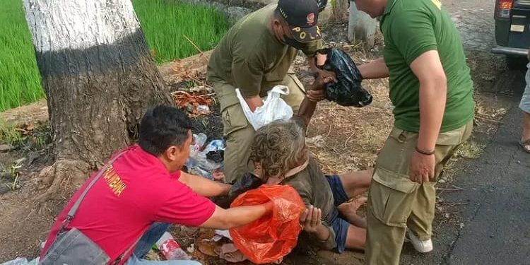 Seorang Pria Paruh Baya Ditemukan Tergeletak di Pinggir Jalan Raya Bantarbolang,bPemalang