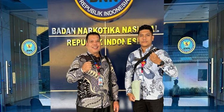 BNNK Langkat Menyerahan Sertifikat Tanah Kantor BNNK Langkat ke BNN RI