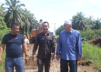 Ketua DPRD dampingi Bupati Pasbar Meninjau Jembatan Rambin Sikabau