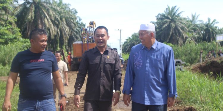 Ketua DPRD dampingi Bupati Pasbar Meninjau Jembatan Rambin Sikabau