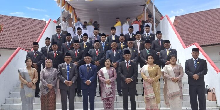 Ketua PN Tarutung Lantik 30 Anggota DPRD Humbahas