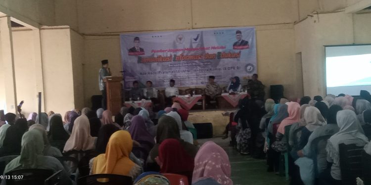 Angota DPRD Pasbar Dampingi Ade Rezki Pratama DPR RI Kegiatan Sosialisasi Pemberdayaan Masyarakat Melalui KIE