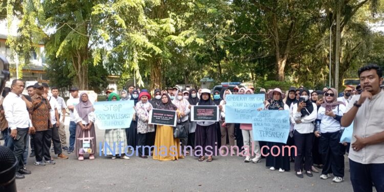 Guru Honorer Desak Pencopotan Kadis Pendidikan Langkat, Polisi Bubarkan Aksi Tandingan