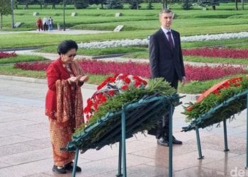 Momen Khidmat Megawati Ziarah di Makam Korban Pengepungan Leningrad