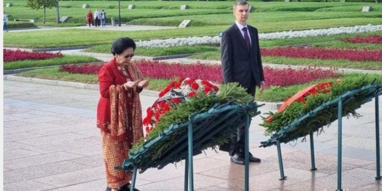 Momen Khidmat Megawati Ziarah di Makam Korban Pengepungan Leningrad