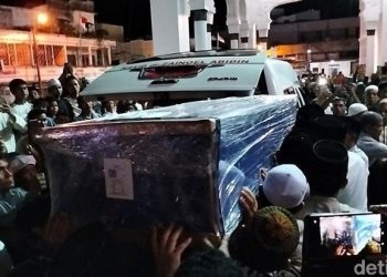 Warga Aceh Salatkan Jenazah Bacawagub Tu Sop di Masjid Raya Baiturrahman