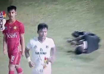 Wasit Sepakbola PON Terkapar Dihajar Pemain, Dipicu ‘Hadiah’ Penalti
