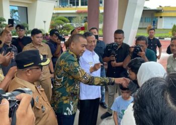 Plt Bupati Pasbar Sambut Kedatangan Warga Asal Pasbar yang Dievakuasi dari Lebanon
