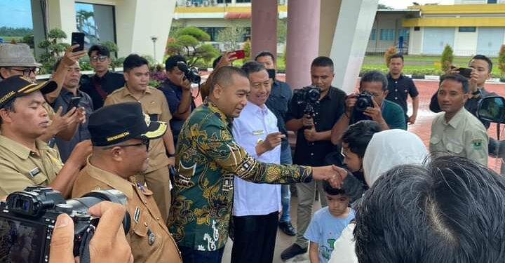 Plt Bupati Pasbar Sambut Kedatangan Warga Asal Pasbar yang Dievakuasi dari Lebanon