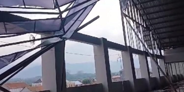 Atap Pasar Randudongkal Porak Poranda Diterjang Angin Kencang