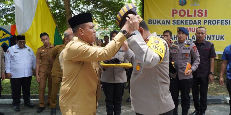 Pemberian Tanjak Melayu Awali Kolaborasi Pemkab Langkat Dengan Polda Sumut
