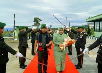 Letkol Inf Ahmad Fauzi Disambut Tradisi Pedangpora