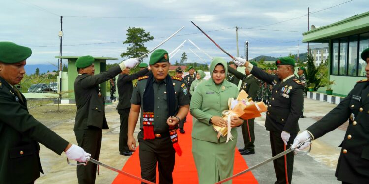 Letkol Inf Ahmad Fauzi Disambut Tradisi Pedangpora