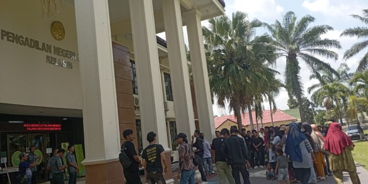 Massa Orasi di PN Stabat, Kades Kuala Musam Terdakwa Penganiayaan Supaya Menjadi Tahanan Lapas