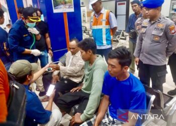 Tim SAR Evakuasi 11 Kru Kapal yang Tenggelam di Perairan Karimunjawa