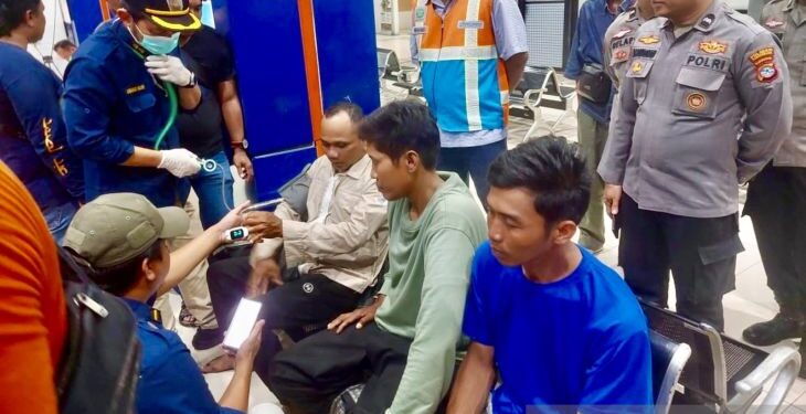 Tim SAR Evakuasi 11 Kru Kapal yang Tenggelam di Perairan Karimunjawa