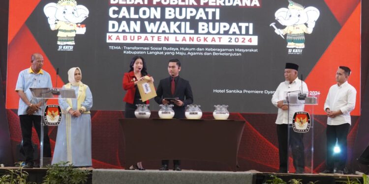 Debat Terbuka ‘Melucuti Topeng’ Calon Pemimpin
