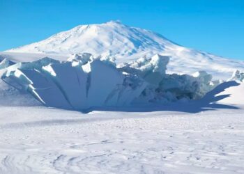 Gunung Berapi di Antartika Muntahkan Emas Setiap Hari