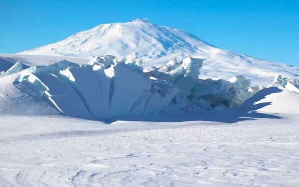 Gunung Berapi di Antartika Muntahkan Emas Setiap Hari