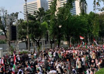 Massa Aksi Bela Palestina di Depan Kedubes AS Serukan Tolak Standar Ganda