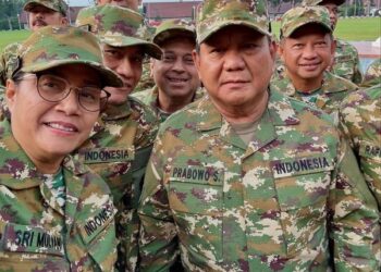 Sri Mulyani-Airlangga Unggah Selfie Pakai Seragam Komcad di Akmil Magelang