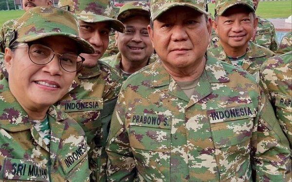 Sri Mulyani-Airlangga Unggah Selfie Pakai Seragam Komcad di Akmil Magelang