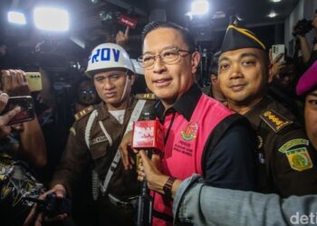 Gestur Tom Lembong Saat Ditahan Kejagung: Angguk-angguk dan Tersenyum