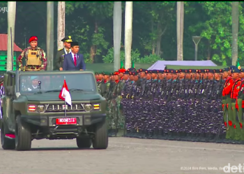 Momen Jokowi Cek Kesiapan Pasukan HUT ke-79 TNI Naik Maung Pindad