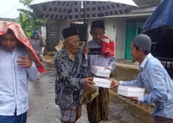 Program Jumat Berkah Rizal Bawazier Tetap Dilaksanakan Walaupun Diguyur Hujan