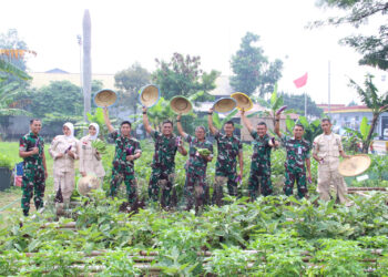 Lanud Husein Sastranegara Panen Sayuran Bersama Warga Bojong Koneng Untuk Dukung Ketahanan Pangan