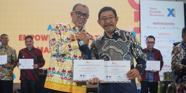 Faisal Hasrimy Terima “Mohammad Syafei Awards”