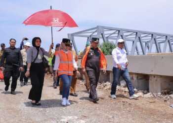 Pj Bupati Bekasi Bersama Kajari Tinjau Pembangunan Jembatan Citarum Muaragembong