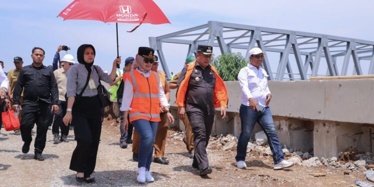 Pj Bupati Bekasi Bersama Kajari Tinjau Pembangunan Jembatan Citarum Muaragembong