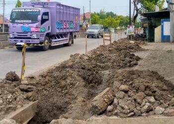 Tumpukan Tanah Proyek PDAM di Pemalang Ganggu Pengguna Jalan, Ketua LSM LP3 Desak Peningkatan Keselamatan