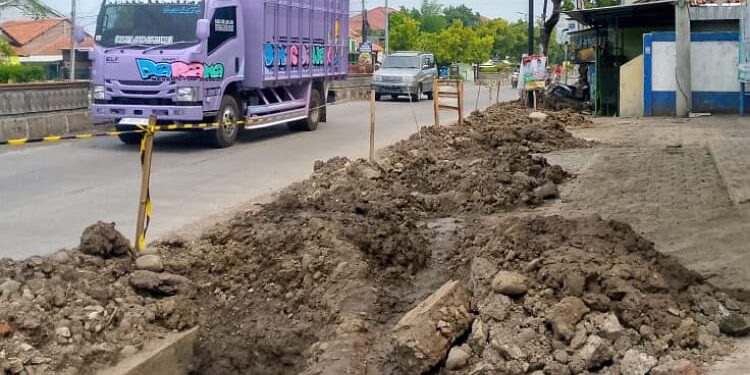 Tumpukan Tanah Proyek PDAM di Pemalang Ganggu Pengguna Jalan, Ketua LSM LP3 Desak Peningkatan Keselamatan