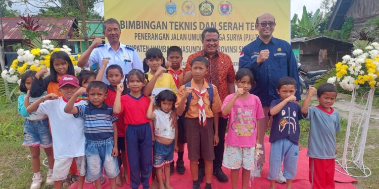 Ratusan ‘Kado’ Penerangan dari Lamhot Sinaga Terangi Humbang Hasundutan