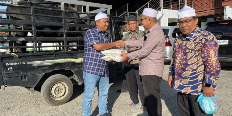 H Sugiat Santoso Sumbang Lembu untuk Haul Tuan Guru Besilam ke 101