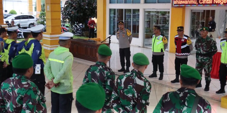 Ratusan Personel Polres Pasbar Lakukan Pengamanan Debat Kedua Cabup dan Cawabup Pasbar