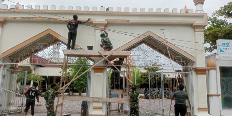 Personel Kodim 0103 Aceh Utara Lakukan Aksi Sosial ke Masjid Baiturrahman Lhokseumawe