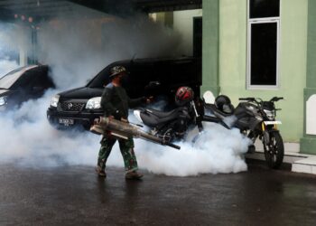 Cegah DBD Tim Denkesyah 04.01 Lhokseumawe Lakukan Fogging