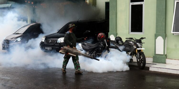 Cegah DBD Tim Denkesyah 04.01 Lhokseumawe Lakukan Fogging