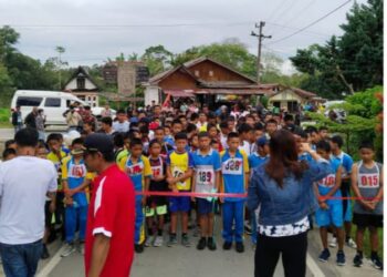 Kepala UPT SMP N 013 Sibuntuon Parpea Lepas Lomba Lari 5K pada Perayaan HUT PGRI ke-79