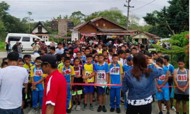 Kepala UPT SMP N 013 Sibuntuon Parpea Lepas Lomba Lari 5K pada Perayaan HUT PGRI ke-79