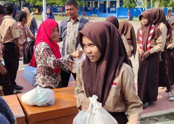 Bakti Sosial dan Upacara Bendera Hari PGRI KE -79 SMP Negeri 6 Pemalang