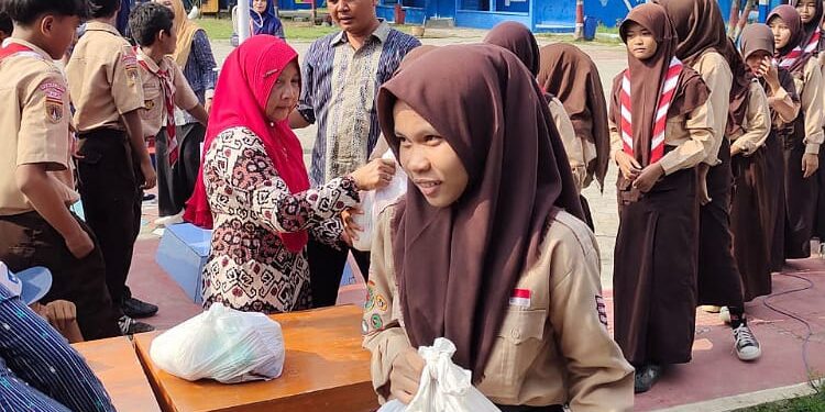 Bakti Sosial dan Upacara Bendera Hari PGRI KE -79 SMP Negeri 6 Pemalang