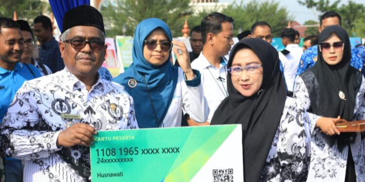 Pemkab Aceh Utara Berikan Penghargaan Terhadap Puluhan Guru