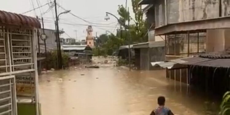 Banjir Setinggi 2 Meter Rendam Ratusan Rumah di Medan, Warga Panik dan Minta Pertolongan